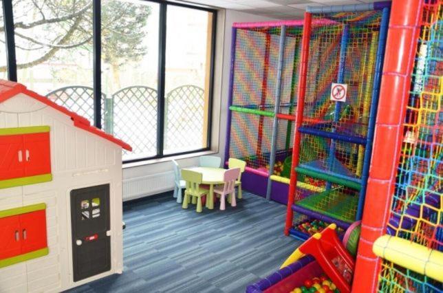 Apartamentyprzymorzu Z Basenem I Bawialnia